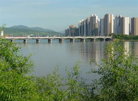 Le Temple de la Rivière Songhua: Un joyau architectural et spirituel au cœur de Jilin!